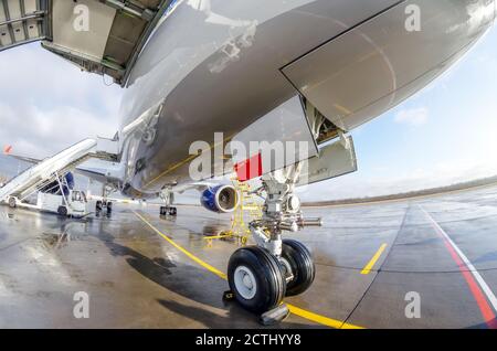 Vorderradaufsatz eines Passagierflugzeugs mit breitem Körper Stockfoto