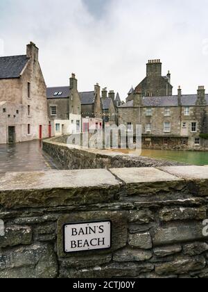Blick auf den BainÕs Beach in der Commercial Street in der Altstadt von Lerwick, Shetland Isles, Schottland, Großbritannien Stockfoto