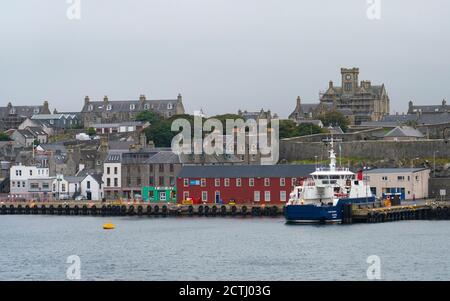 Blick auf die Stadt Lerwick vom Hafen auf Shetland, Schottland, Großbritannien Stockfoto