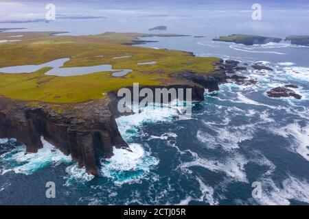 Dramatische Klippen an der Küste bei Eshaness bei Northmavine , nördliches Festland der Shetland-Inseln, Schottland, Großbritannien Stockfoto