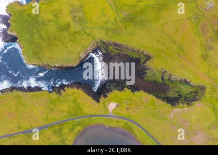 Blick hinunter auf Calder's Geo an der Küste bei Eshaness bei Northmavine , nördliches Festland von Shetland Islands, Schottland, Großbritannien Stockfoto