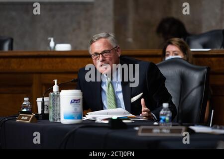 Washington, Vereinigte Staaten Von Amerika. September 2020. US Senator Richard Burr (Republikaner von North Carolina), spricht auf Capitol Hill, in Washington, Mittwoch, 23. Oktober 2020, während eines Senats Gesundheit, Bildung, und Arbeit und Renten-AusschussKredit: Graeme Jennings/Pool über CNP - Nutzung weltweit Kredit: dpa/Alamy Live News Stockfoto