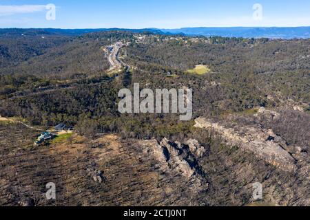 Luftaufnahme des Great Western Highway, der durch den Wald führt Verbrannt durch Buschfeuer in den Blue Mountains in New South Wales in Australien Stockfoto