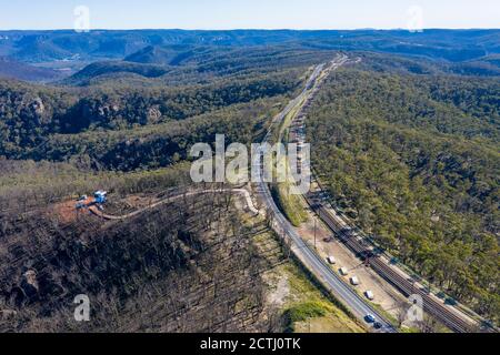 Luftaufnahme des Great Western Highway, der durch den Wald führt Verbrannt durch Buschfeuer in den Blue Mountains in New South Wales in Australien Stockfoto