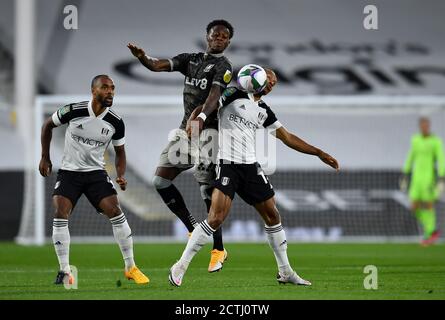 Sheffield Mittwoch Moses Odubajo (links) und Fulham's Bobby deCordova-Reid Kampf um den Ball während der Carabao Cup dritten Runde Spiel in Craven Cottage, London. Stockfoto