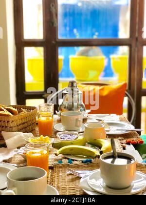 Köstliches Frühstück mit Minztee im marokkanischen Stil serviert riad Stockfoto