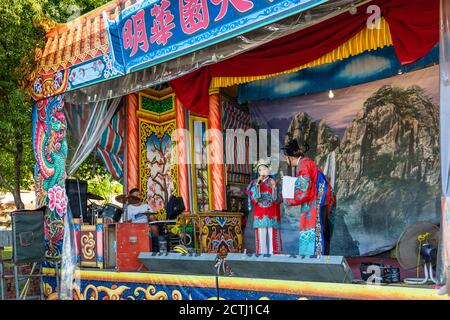 Ein traditionelles chinesisches Straßentheater unterhält die Einheimischen an einem öffentlichen Platz in an Ping, Tainan, Taiwan Stockfoto