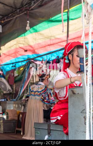 Schauspieler eines chinesischen Straßentheaters, die die Einheimischen an einem öffentlichen Ort unterhalten, bereiten sich auf ihren Auftritt auf der Bühne in an Ping Taiwan vor Stockfoto