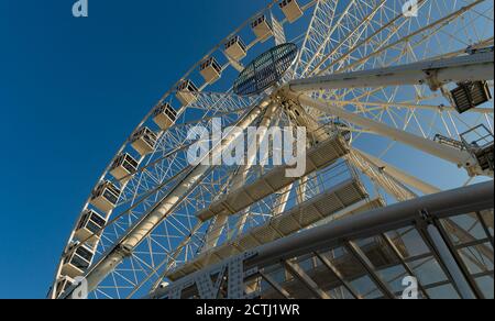 Carnival Riesenrad mit Clean Sky Low View Stockfoto