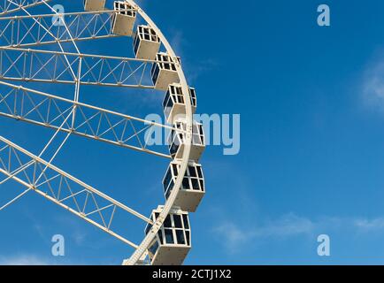 Carnival Riesenrad mit Clean Sky Nahaufnahme Stockfoto