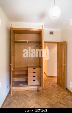 Vertikale Aufnahme eines modernen Innenraums eines Schlafzimmers mit Ein Schrank Stockfoto