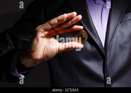 Geschäftsmann bietet Bitcoin - Bitcoin BTC die neue virtuelle Geld Stockfoto