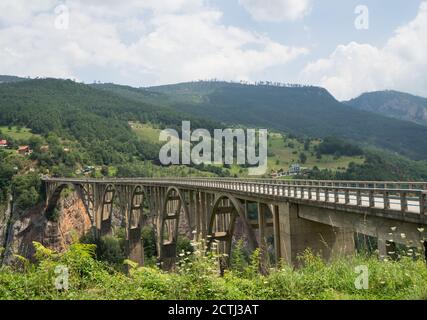 Betonbogen Djurdjevica (Đurđevića) Tara-Brücke über den Fluss Tara In Montenegro Stockfoto