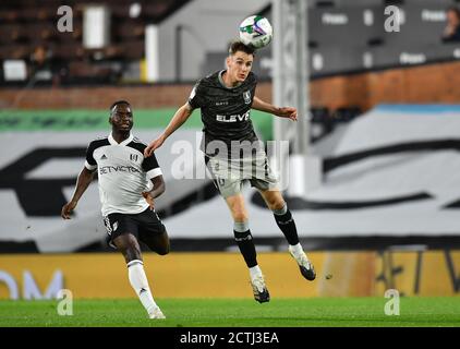 Ciaran Brennan (rechts) von Sheffield Wednesday führt den Ball von Neeskens Kebano aus Fulham während des Carabao Cup-Spiels in Craven Cottage, London. Stockfoto