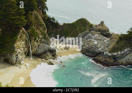 Herrliche McWay Wasserfälle Teil des wunderschönen Big Sur Drive, einer von vielen Naturjuwelen, die Sie an dieser majestätischen Küste von Zentral-Kalifornien erwarten. Stockfoto