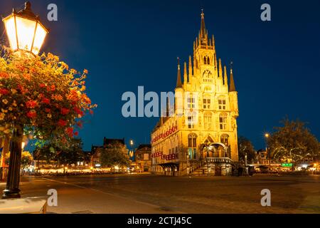 Berühmtes Rathaus im gotischen Stil auf dem Marktplatz In der Altstadt von Gouda ist nachts beleuchtet Stockfoto