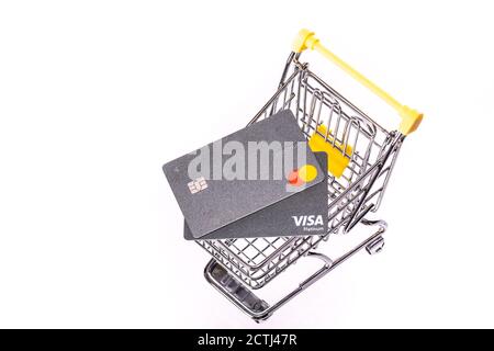 NY, USA - 25. August 2020: Kreditkarten Visa und Mastercard auf Shopping Truck Stockfoto