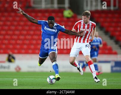 Harry Souttar von Stoke City (rechts) und John Akinde von Gillingham kämpfen während des Carabao Cup-Spiels im bet365 Stadium in Stoke um den Ball. Stockfoto