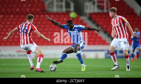 Harry Souttar von Stoke City (links) und Nathan Collins von Stoke City (rechts) fordern Gillinghams John Akinde (Mitte) während des Carabao Cup-Spiels in der dritten Runde im bet365 Stadium, Stoke, um den Ball. Stockfoto