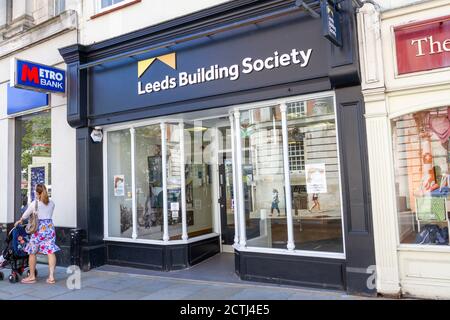 Zweigstelle der Leeds Building Society in der High Street, Colchester, Essex, Großbritannien. Stockfoto