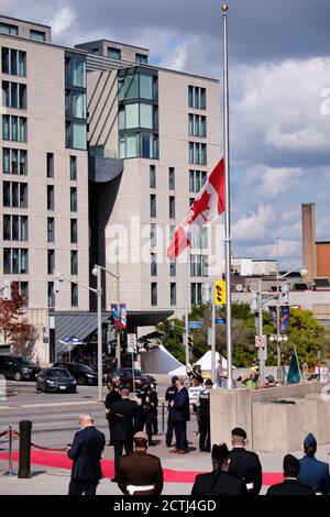 Ottawa, Kanada. September 2020. Der kanadische Premierminister Justin Trudeau kommt zur Thronrede im kanadischen Senat an. Flaggen am Halbmast als Hommage an den jüngsten Tod des ehemaligen Premierministers John Turner. Kredit: Meanderingemu/Alamy Live Nachrichten Stockfoto