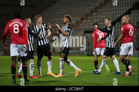 Joelinton (Mitte) von Newcastle United feiert das erste Tor seines Spielers während des Carabao Cup-Spiels in der Globe Arena, Morecambe. Stockfoto