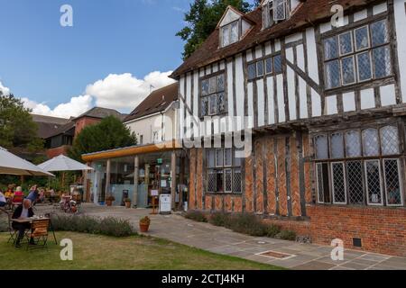 Tymperleys, ein wunderschöner Tudor Afternoon Tea Room in der Trinity Street in Colchester, Essex, Großbritannien. Stockfoto