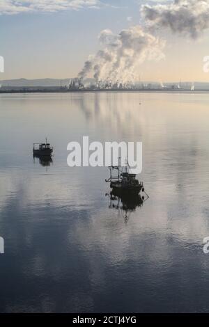 Der Blick auf Grangemouth von Kincardines ikonischer Brücke bei ruhigem antizyklonischem Wetter. Stockfoto