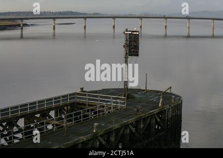 Der Blick auf die neue Brücke von Kincardines alter Brücke über die vierte Mündung. Stockfoto