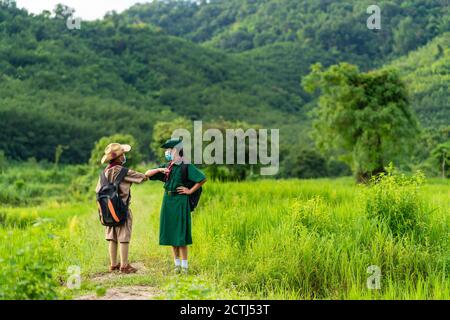 Asian Scout trägt eine Maske und zeigt eine neue Normalität Begrüßung Stockfoto