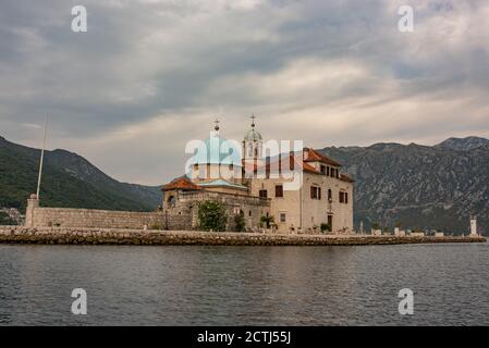 Unsere Dame der Felsen (Gospa od Skrpjela) ist Insel und Kirche in der Nähe von Perast in der Bucht von Kotor, Montenegro. Eine der beiden Inseln vor der Küste von per Stockfoto