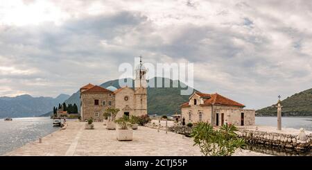 Schönes Panorama der Gospa od Skrpjela Insel und Kirche in der Nähe von Perast in der Bucht von Kotor, Montenegro. Eine der beiden Inseln o Stockfoto