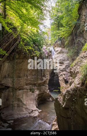 Allgemeine Vorderansicht des Samandere Wasserfalls, der von hohen Felsen umgeben ist, umgeben von Wald. Duzce, Türkei Stockfoto