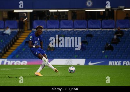 Chelsea's Tammy Abraham erzielt das Eröffnungstreffer beim Carabao Cup Spiel in der dritten Runde in Stamford Bridge, London. Stockfoto