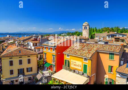 Sirmione, Italien, 11. September 2019: Luftpanorama der Altstadt von Sirmione, bunte Gebäude mit roten Ziegeldächern, blauer Himmel, Lombardei, Norditalien Stockfoto