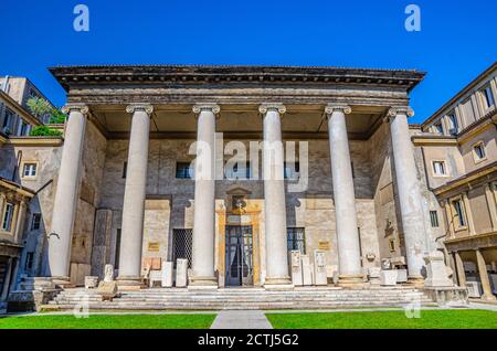 Verona, Italien, 12. September 2019: Museo Lapidario Maffeiano Lapidarium Museumsgebäude Fassade mit Säulen im historischen Zentrum, Innenhof mit antiken Ruinen des Römischen Reiches und grünen Rasen, Region Venetien Stockfoto