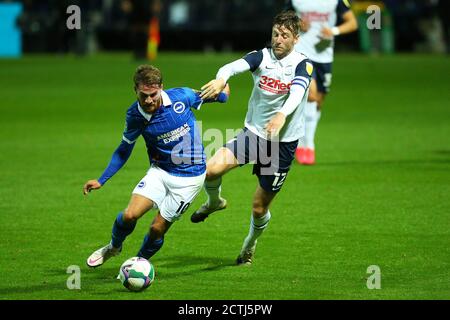 PRESTON, ENGLAND. 23. SEPTEMBER 2020 Brightons Alexis MacAllister hält Prestons Paul Gallagher während des Carabao Cup Spiels zwischen Preston North End und Brighton und Hove Albion in Deepdale, Preston am Mittwoch 23. September 2020. (Kredit: Chris Donnelly, MI News) Kredit: MI Nachrichten & Sport /Alamy Live Nachrichten Stockfoto