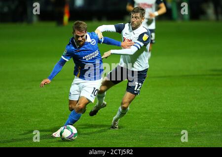 PRESTON, ENGLAND. 23. SEPTEMBER 2020 Brightons Alexis MacAllister hält Prestons Paul Gallagher während des Carabao Cup Spiels zwischen Preston North End und Brighton und Hove Albion in Deepdale, Preston am Mittwoch 23. September 2020. (Kredit: Chris Donnelly, MI News) Kredit: MI Nachrichten & Sport /Alamy Live Nachrichten Stockfoto