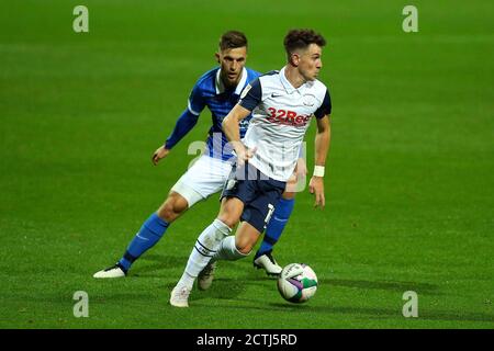 PRESTON, ENGLAND. 23. SEPTEMBER 2020 Prestons Josh Harrop sucht während des Carabao Cup-Spiels zwischen Preston North End und Brighton und Hove Albion am Mittwoch, 23. September 2020 in Deepdale, Preston, nach Platz. (Kredit: Chris Donnelly, MI News) Kredit: MI Nachrichten & Sport /Alamy Live Nachrichten Stockfoto