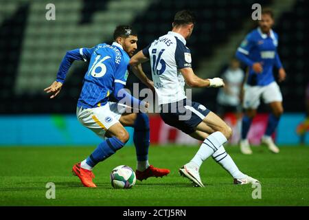 PRESTON, ENGLAND. 23. SEPTEMBER 2020 Brightons Alireza Jahanbaksh kämpft mit Prestons Andrew Hughes während des Carabao Cup-Spiels zwischen Preston North End und Brighton und Hove Albion am Mittwoch, den 23. September 2020 in Deepdale, Preston. (Kredit: Chris Donnelly, MI News) Kredit: MI Nachrichten & Sport /Alamy Live Nachrichten Stockfoto