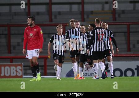 Joelinton von Newcastle United feiert das vierte Tor seines Spielers während des Carabao Cup-Spiels in der Globe Arena, Morecambe. Stockfoto