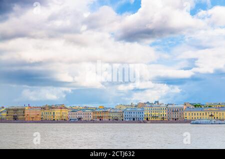Stadtbild von Sankt Petersburg Leningrad Stadt mit Reihe von alten bunten Gebäuden am Ufer des Flusses Neva in der historischen Innenstadt, blau bewölkten Himmel Hintergrund, Russland Stockfoto