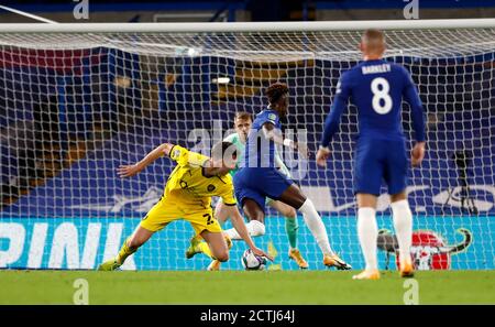 Chelsea's Tammy Abraham (Mitte) erzielt das erste Tor des Spiels während des Carabao Cup dritten Runde Spiel in Stamford Bridge, London. Stockfoto