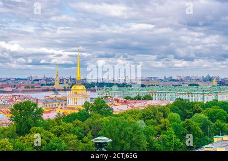 Top Luftpanorama von Sankt Petersburg Leningrad Stadt mit Alexander Garten, Staatliche Eremitage Museum, Winterpalast, Newa Fluss, goldenen Turm der Admiralität Gebäude, blauen dramatischen Himmel, Russland Stockfoto