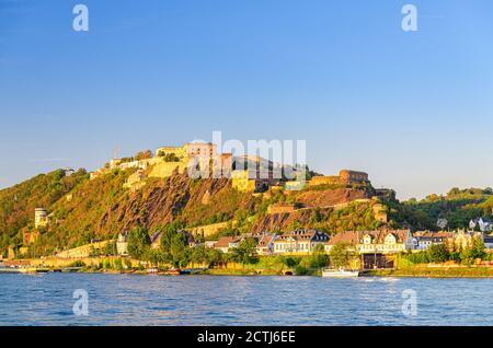 Ehrenbreitstein Festung Mittelalterliches Gebäude auf einem Hügel am östlichen Rheinufer, Blick von Koblenz Stadt, blauer Himmel Hintergrund, Nordrhein-Westfalen Region, Deutschland Stockfoto