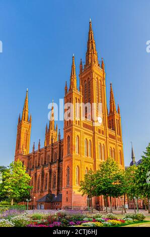 Evangelischer Markt Evangelische Kirche Wiesbaden oder Marktkirche neogotisches Gebäude am Schlossplatz Schlossplatz im historischen Stadtzentrum, blauer Himmel im Hintergrund, Land Hessen, Deutschland Stockfoto