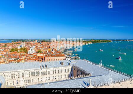 Luftpanorama von Venedig historischen Zentrum mit alten Gebäuden roten Ziegeldächern, Dogenpalast und Ufer der Lagune von Venedig, Region Venetien, Norditalien. Unglaubliche Stadtlandschaft von Venedig. Stockfoto