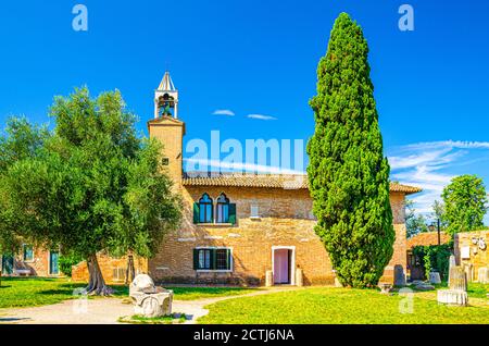 Provinzmuseum von Torcello Museo Provinciale di Torcello Gebäude und Attila Throne alten Steinstuhl auf Torcello Insel in der Lagune von Venedig, Region Venetien, Norditalien Stockfoto