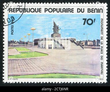 BENIN UM 1980: Briefmarke gedruckt von Benin, zeigt Monument, Märtyrerplatz, Cotonou, um 1980 Stockfoto