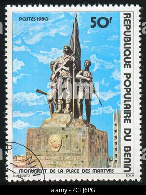 BENIN UM 1980: Briefmarke gedruckt von Benin, zeigt Monument, Märtyrerplatz, Cotonou, um 1980 Stockfoto